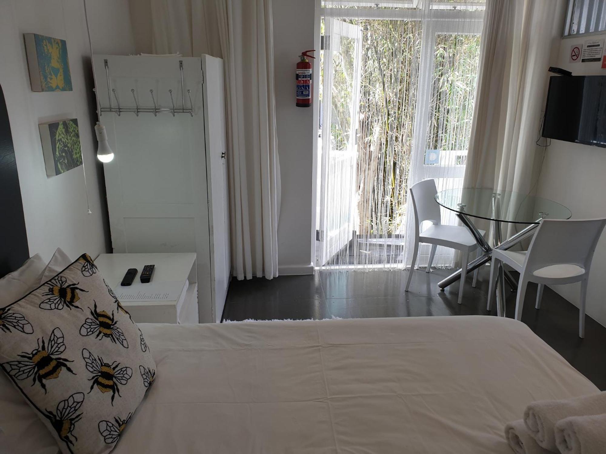 4 On Highworth Apartments And Studios Le Cap Extérieur photo