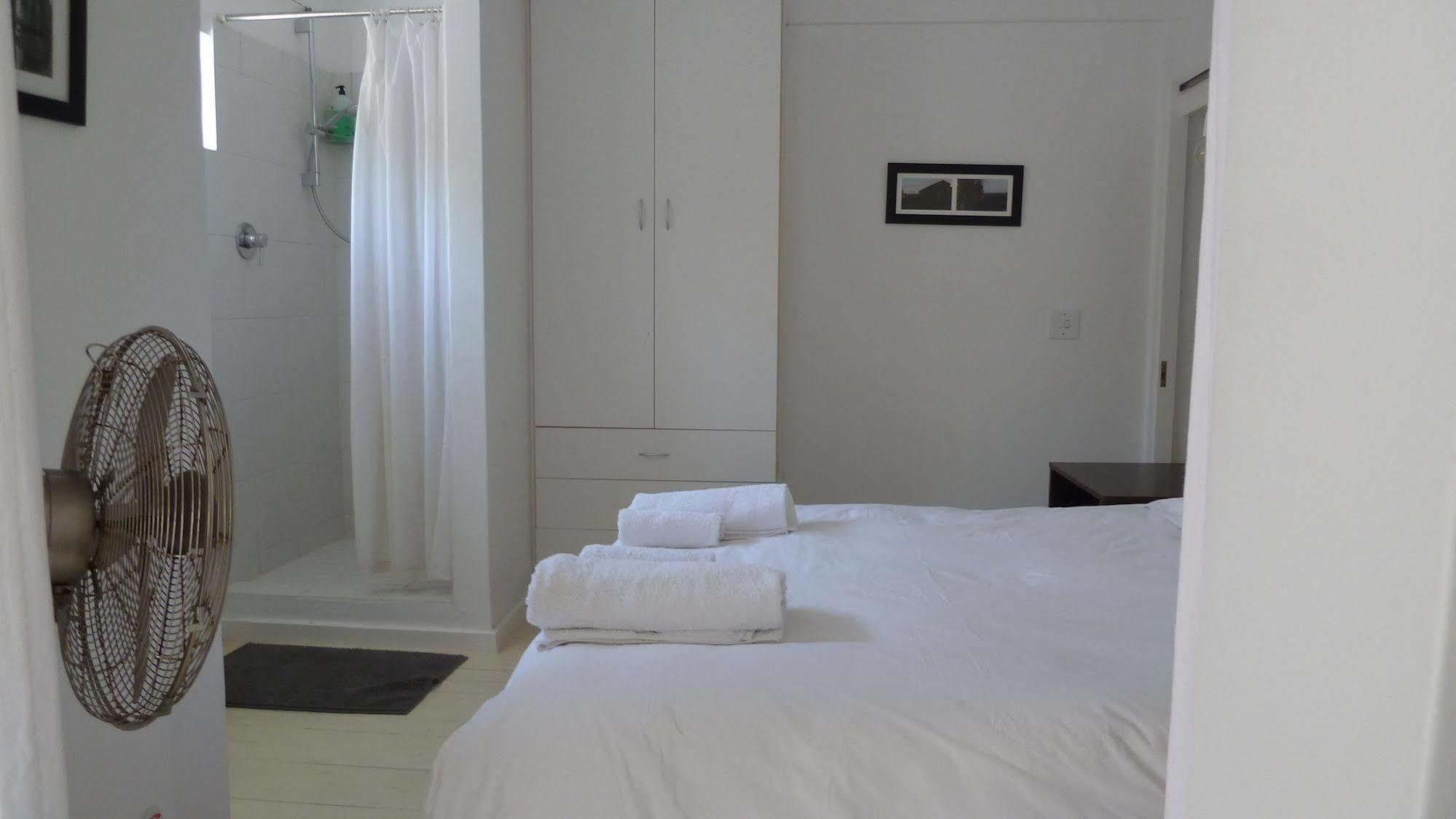 4 On Highworth Apartments And Studios Le Cap Extérieur photo