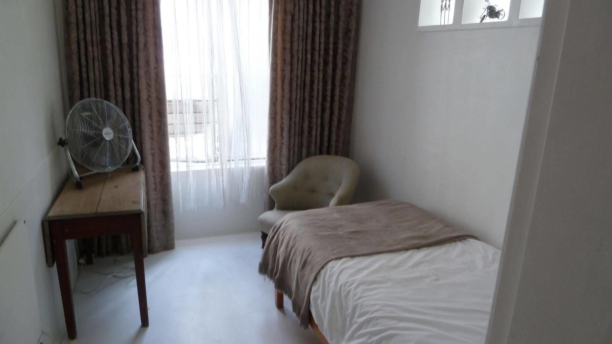 4 On Highworth Apartments And Studios Le Cap Extérieur photo